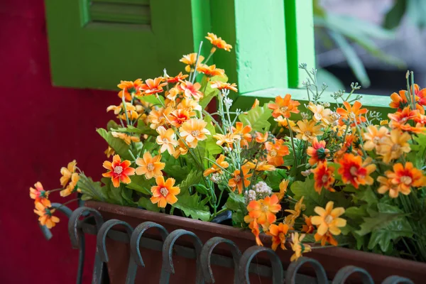 Hängande konstgjorda blommor krukor — Stockfoto