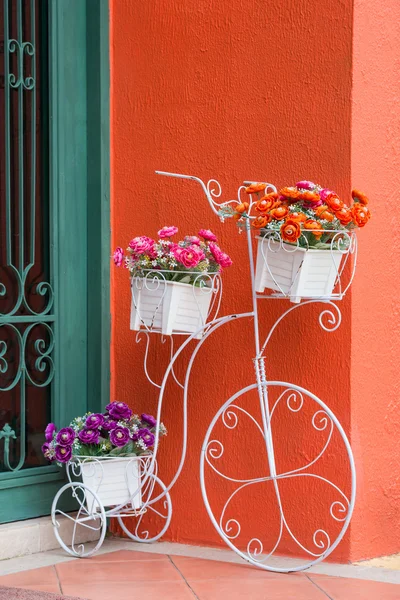 Färgglada blommor på dekorativa cykel — Stockfoto