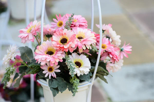 Flores artificiais em vaso — Fotografia de Stock