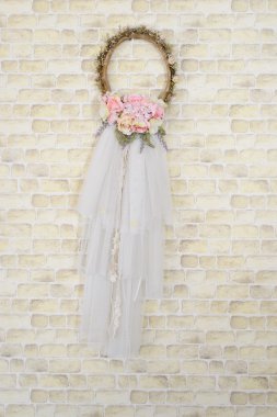 Duvardaki dekoratif çiçek