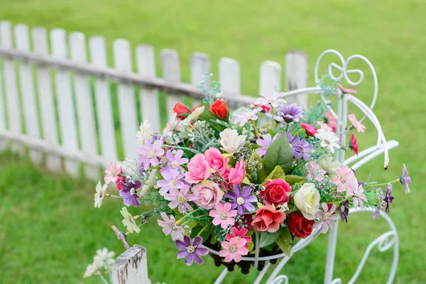 Farbenfrohe Kunstblumen — Stockfoto