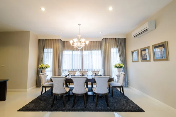 Modern yemek odası.