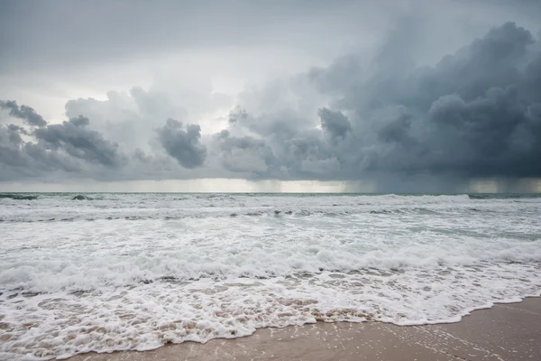Облачный пляж перед дождём — стоковое фото