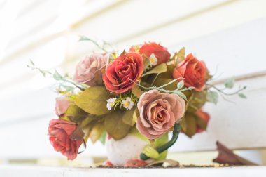 Cam vazo içinde yapay çiçekler