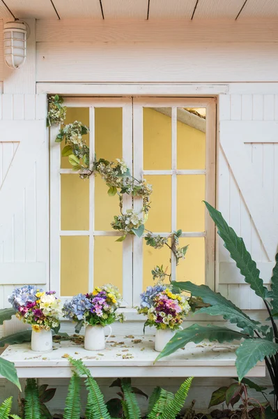 Vita fönster i trädgården — Stockfoto