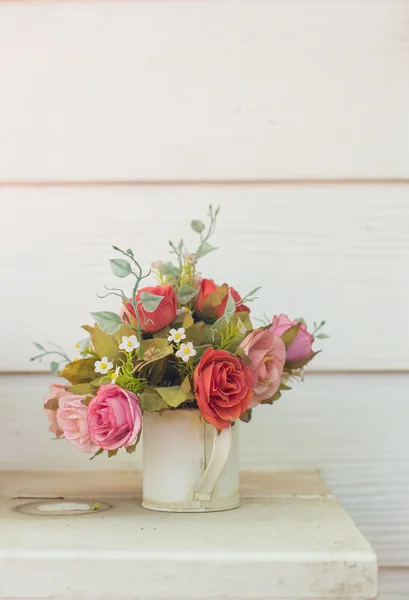 Flores artificiais em vaso — Fotografia de Stock