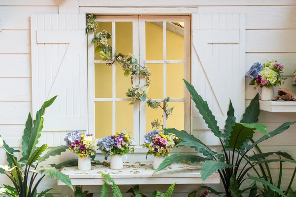 Fenêtre blanche dans le jardin — Photo