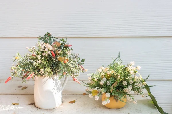 Konstgjorda blommor i krukor — Stockfoto