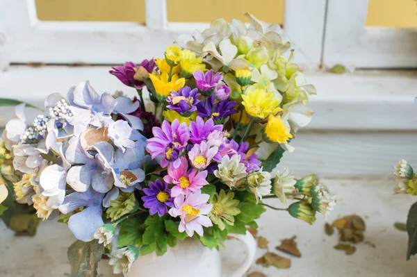 Flores artificiais no vaso — Fotografia de Stock