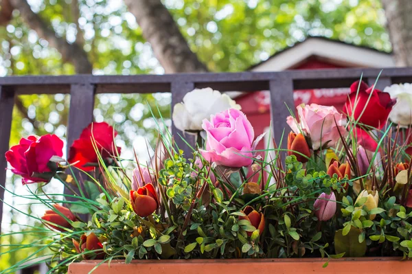 Fiori artificiali nel cestino — Foto Stock