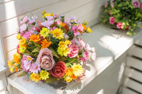 Flores artificiais na cesta — Fotografia de Stock