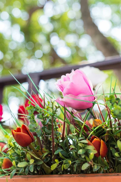 Flores artificiais na cesta — Fotografia de Stock