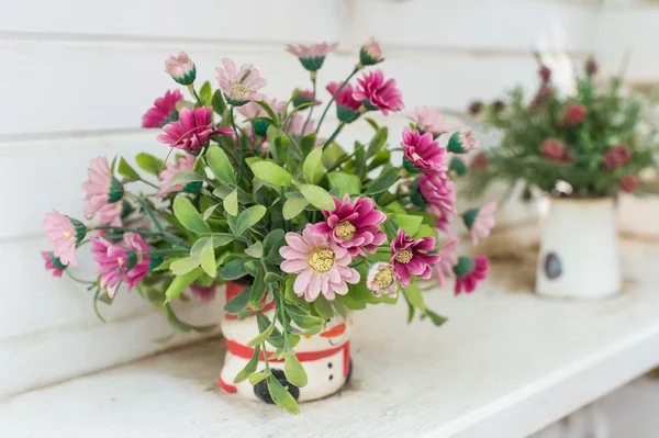 Konstgjorda blommor i potten — Stockfoto