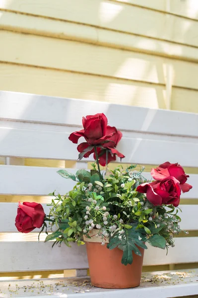 Konstgjorda blommor i potten — Stockfoto