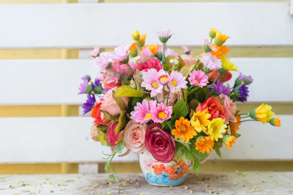 Cam vazo içinde yapay çiçekler