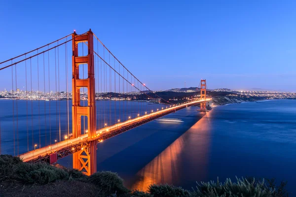 Golden Gate Bridge 's nachts — Stockfoto