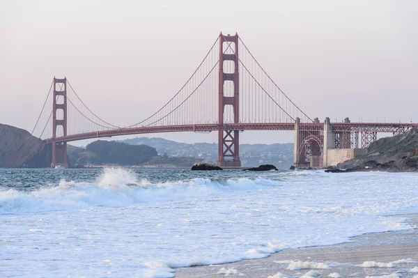 Puente Golden Gate en la salida del sol —  Fotos de Stock