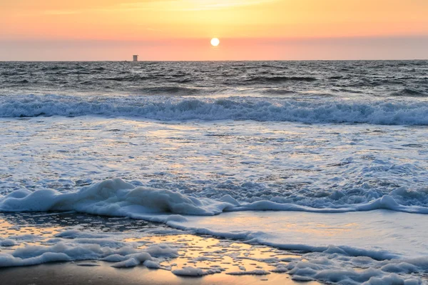 Puesta de sol sobre el mar cerca de la playa — Foto de Stock