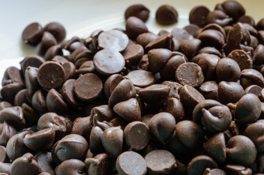 Küçük çikolata parçaları