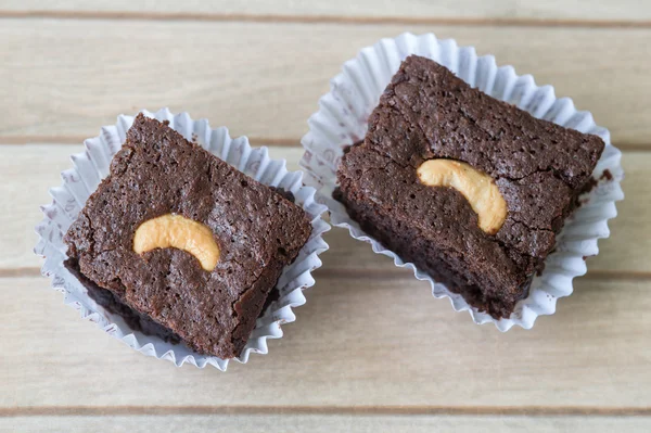 ブラウニーとカシュー ナッツのチョコレート ケーキ — ストック写真