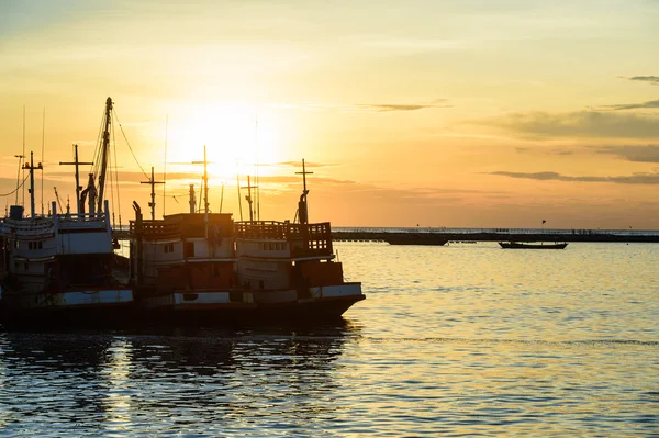 Pôr do sol na aldeia de pescadores, Tailândia — Fotografia de Stock