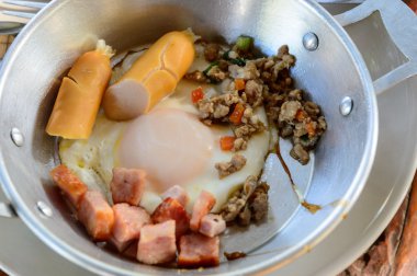 (Tay tarzı kahvaltı yumurta tava)