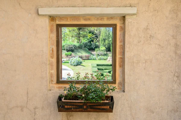 Italienska fönster med öppna träfönsterluckor — Stockfoto