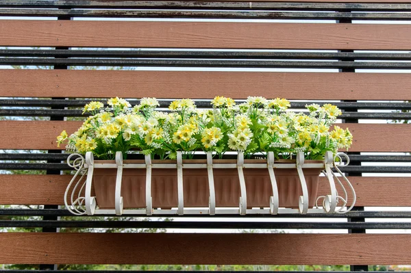 Balkongen blomlåda fylld med krukor — Stockfoto