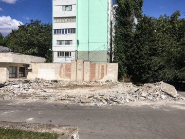 Kaldırımın üst katmanını değiştirirken büyük bir kaldırım hasarı oluştu.