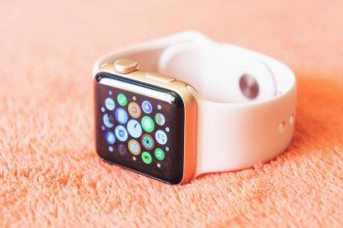 Chisinau, Moldova - Ağustos 2019. Apple Watch Serisi 338 mm Pembe Kum Spor Bandosu ve yumuşak şeftali rengi arka planda Alüminyum Kutu