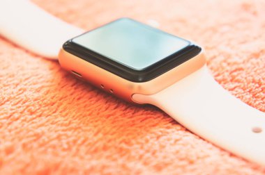 Chisinau, Moldova - Ağustos 2019. Apple Watch Serisi 338 mm Pembe Kum Spor Bandosu ve yumuşak şeftali rengi arka planda Alüminyum Kutu