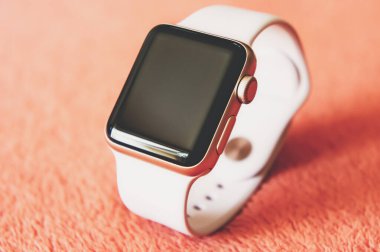 Chisinau, Moldova - Ağustos 2019. Apple Watch Serisi 338 mm Pembe Kum Spor Bandosu ve yumuşak şeftali rengi arka planda Alüminyum Kutu