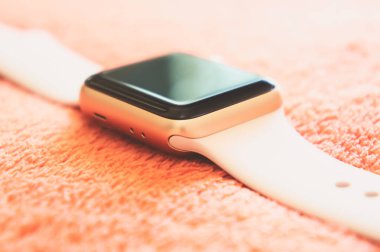 Chisinau, Moldova - Ağustos 2019. Apple Watch Serisi 338 mm Pembe Kum Spor Bandosu ve yumuşak şeftali rengi arka planda Alüminyum Kutu