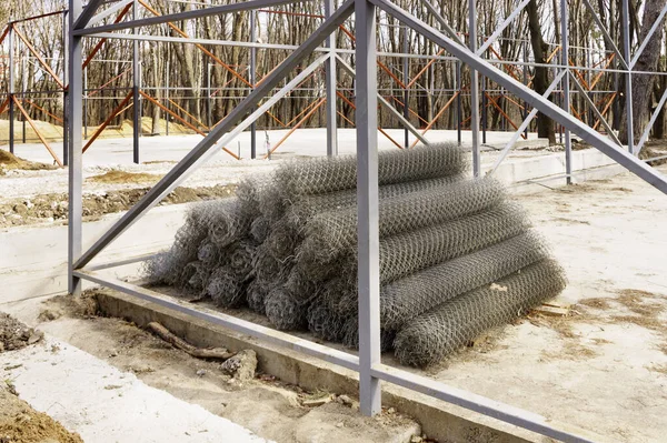 Metal Izgara Çiti bir inşaat sahasında rulo içinde