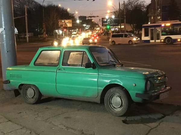 Eski ve nadir bulunan Sovyet aracı ZAZ-968, Zaporozhets, bir gece caddesinde trafiğin ardında.
