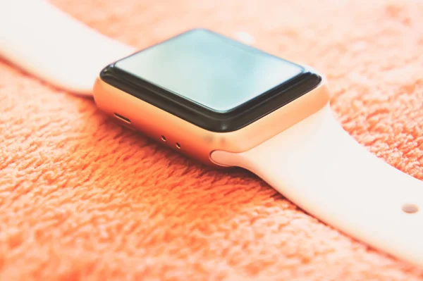 Chisinau, Moldova - Ağustos 2019. Apple Watch Serisi 338 mm Pembe Kum Spor Bandosu ve yumuşak şeftali rengi arka planda Alüminyum Kutu