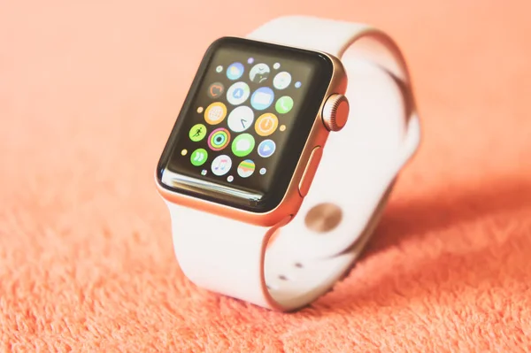 Chisinau, Moldova - Ağustos 2019. Apple Watch Serisi 338 mm Pembe Kum Spor Bandosu ve yumuşak şeftali rengi arka planda Alüminyum Kutu