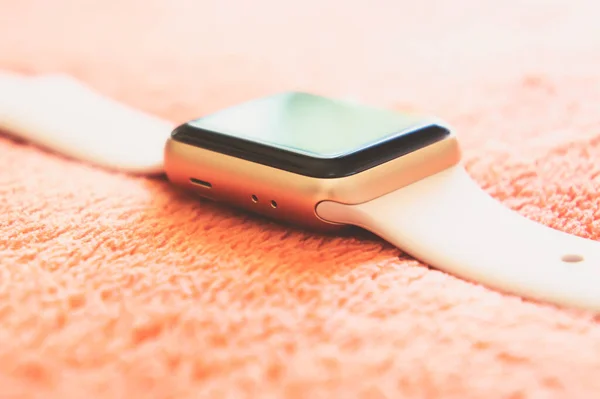 Chisinau, Moldova - Ağustos 2019. Apple Watch Serisi 338 mm Pembe Kum Spor Bandosu ve yumuşak şeftali rengi arka planda Alüminyum Kutu