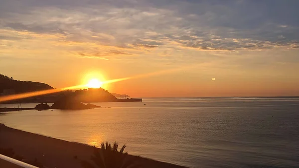 İspanya 'daki Sa Palomera Tepesi üzerinde sabahın erken saatleri, Blanes.