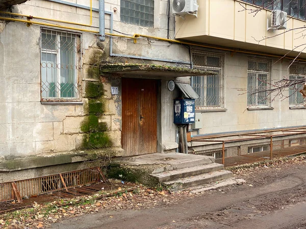 Sovyet apartmanının giriş salonunun eski ahşap kapısı.