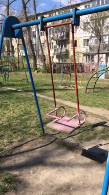 Renkli çocukların salıncakları çocuksuz sallanıyor