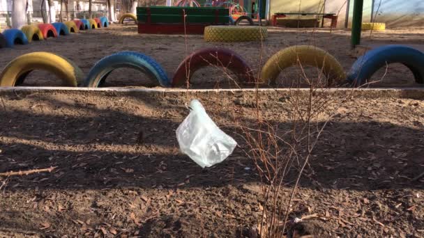 Çocuk Parkındaki Plastik Torba Çalılara Takılıp Rüzgarda Savruluyor — Stok video