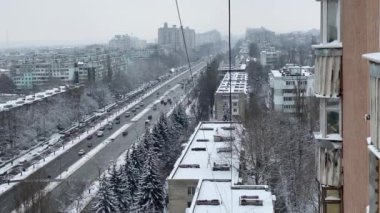 Chisinau, Moldova 'da kışın trafiği olan bir şehir yolunun havadan görünüşü