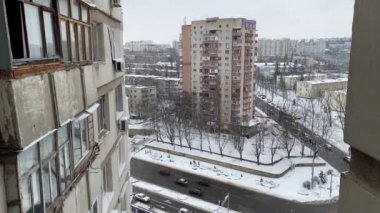 Chisinau, Moldova - Şubat 2021: Çok katlı apartman bloğunun tepesinden hava görüntüsü