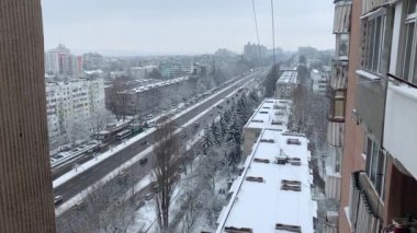 Chisinau, Moldova 'da kışın trafiği olan bir şehir yolunun havadan görünüşü