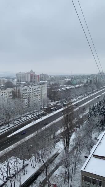 Vertical Flygfoto Över Stadsväg Med Trafik Chisinau Moldavien Vintern — Stockvideo