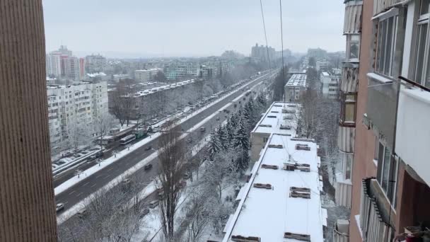 冬季摩尔多瓦基希讷乌市一条交通繁忙的城市道路的空中俯瞰 — 图库视频影像