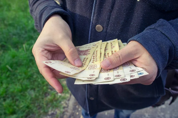Elinde banknotlar tutan adam, Moldova Liri