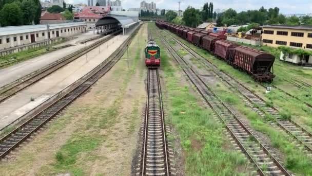 Lok Som Rör Sig Längs Rälsen Moldavien Chisinau Järnvägsstation Med — Stockvideo
