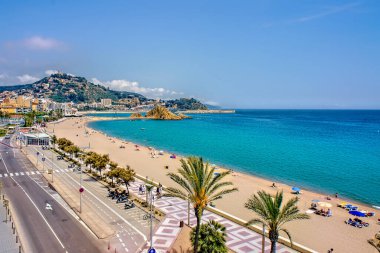 Turistler, İspanya 'nın güzel bir yaz gününde Costa Brava' nın Blanes plajında eğleniyorlar.